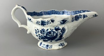 Eine mit Bogen geformte Sauciere aus der Mitte des 18. Jahrhunderts, die in Unterglasurblau um 1765-70 bemalt wurde