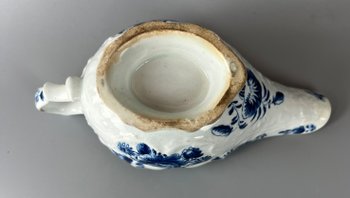 Eine mit Bogen geformte Sauciere aus der Mitte des 18. Jahrhunderts, die in Unterglasurblau um 1765-70 bemalt wurde