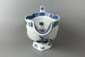 Eine mit Bogen geformte Sauciere aus der Mitte des 18. Jahrhunderts, die in Unterglasurblau um 1765-70 bemalt wurde