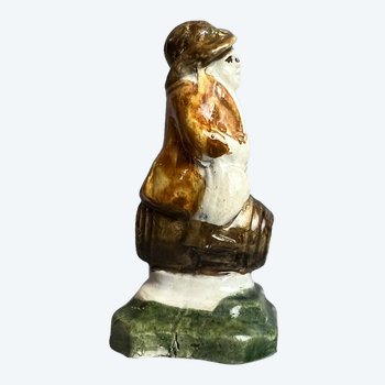 A c1790 Staffordshire pratt perle de couleur toper figure assis sur un baril.