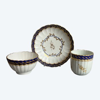 A fine c.1785 Flight Worcester fluted trio. Underglaze blue ground & gilded pttn