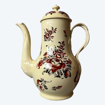 Una caffettiera in ceramica dipinta a motivi floreali della fine del XVIII secolo. Forse Yorkshire. c.1770