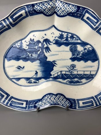 An uncommon late 18thc Caughley heart-shaped dish in "Weir" pattern. C.1785-93