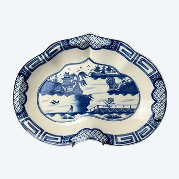 An uncommon late 18thc Caughley heart-shaped dish in "Weir" pattern. C.1785-93
