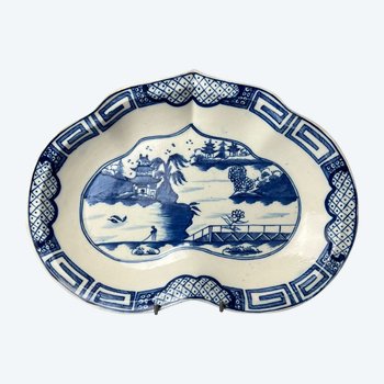 Un rare plat Caughley en forme de cœur de la fin du 18ème siècle dans le motif "Weir". C.1785-93