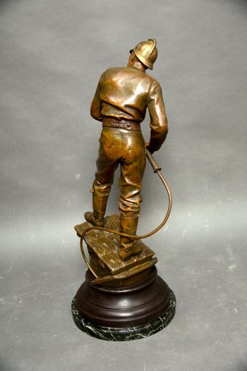 Grande statua del pompiere di Henry Weiss della fine del XIX secolo