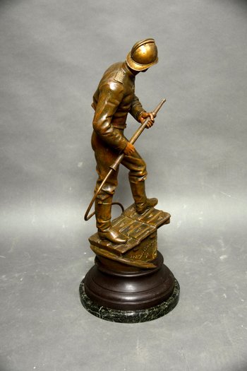 Grande statua del pompiere di Henry Weiss della fine del XIX secolo