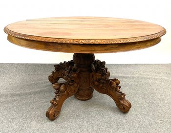 Table de chasse ovale en chêne foret noire à décor de dragon