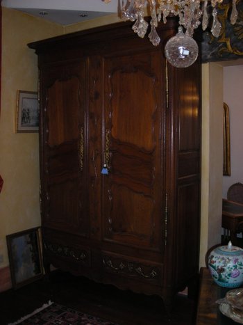 großer Lorraine-Kleiderschrank