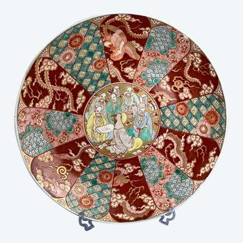 Un plat japonais d'époque Meiji à décor de personnages, dragon et oiseau Hou-ou