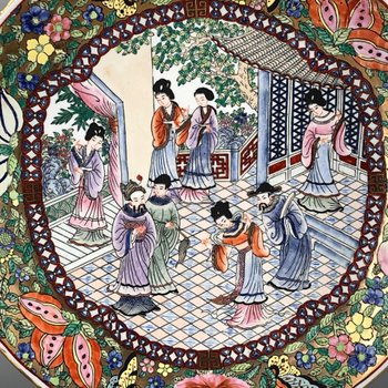 Un bel Qing del XIX sec. Sottopiatto Canton Famille Rose, dipinto con scena cortese.