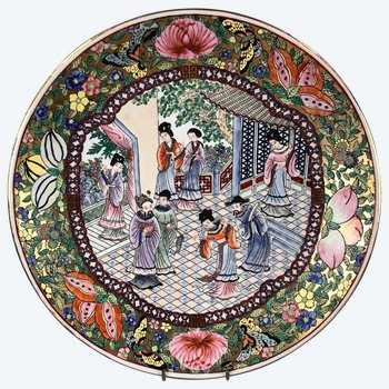 Ein feines Qing 19thc. Canton Famille Rose Platzteller, bemalt mit einer höfischen Szene.