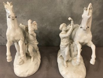 Une Paire De Chevaux En Porcelaine Blanche