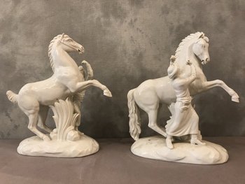 Une Paire De Chevaux En Porcelaine Blanche