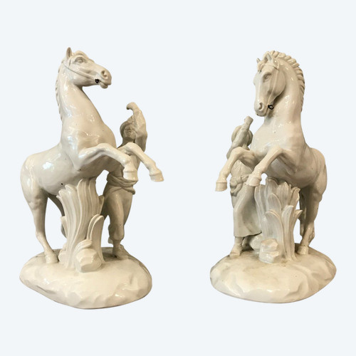 Une Paire De Chevaux En Porcelaine Blanche