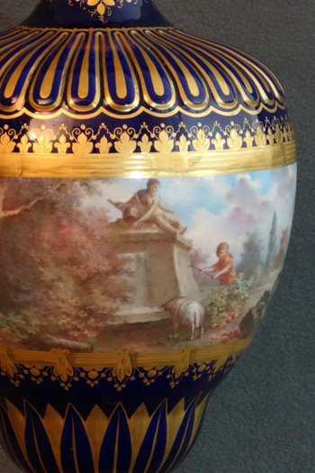 Paire De Grands Vases Couverts  de Sèvres 1779