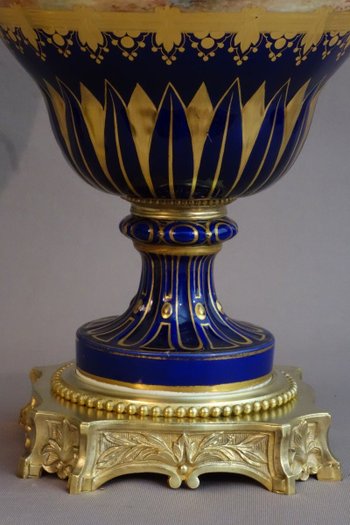 Paire De Grands Vases Couverts  de Sèvres 1779