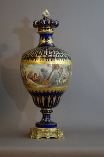 Paire De Grands Vases Couverts  de Sèvres 1779