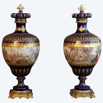 Paire De Grands Vases Couverts  de Sèvres 1779