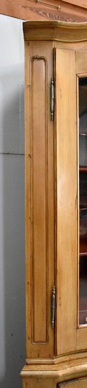 Corner Bookcase in Pine - End of XVIIIth century