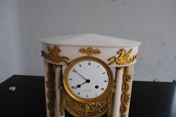 Portico-Uhr aus der Directoire-Zeit Vergoldete Bronze und weißer Marmor