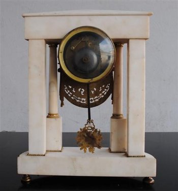 Portico-Uhr aus der Directoire-Zeit Vergoldete Bronze und weißer Marmor