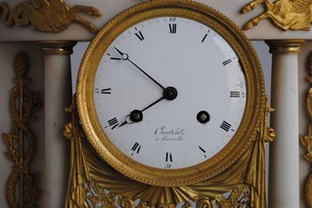 Portico-Uhr aus der Directoire-Zeit Vergoldete Bronze und weißer Marmor