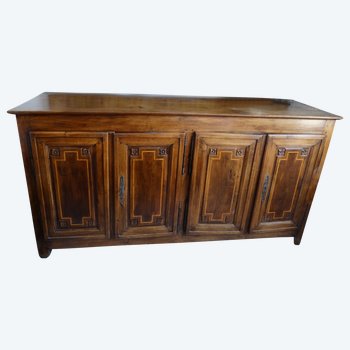 Credenza in noce con apertura a 4 ante sul davanti. Opera regionale Luigi XVI. Fine XVIII e inizio XIX secolo.