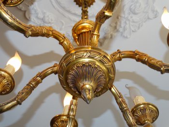 Lustre en bronze doré à 6 feux. Style louis XVI.