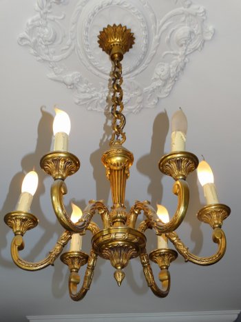 Lustre en bronze doré à 6 feux. Style louis XVI.