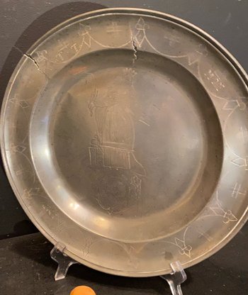 Plat en étain du XVIII° siècle représentant sainte Barbe