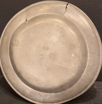 Plat en étain du XVIII° siècle représentant sainte Barbe