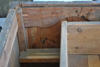 Comò Sauteuse Balestra In Noce Diciottesimo Piano In Marmo