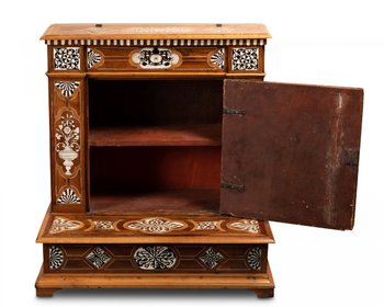 Kneeler Or Kneeler In Walnut. Italy, 17th Century