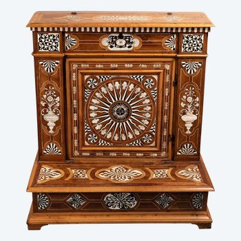 Kneeler Or Kneeler In Walnut. Italy, 17th Century