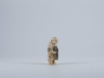 Okimono piccolo in avorio, XIX secolo