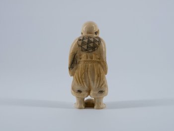 Okimono piccolo in avorio, XIX secolo