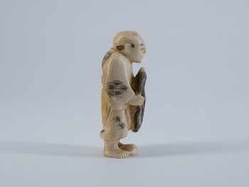 Okimono piccolo in avorio, XIX secolo