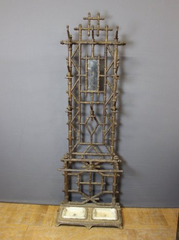 Mantelhalter aus Gusseisen mit Bambusimitation Um 1900