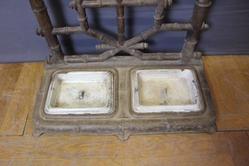 Mantelhalter aus Gusseisen mit Bambusimitation Um 1900