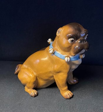 Pössneck (Conta & Boehme): Chien Carlin en porcelaine de Saxe
