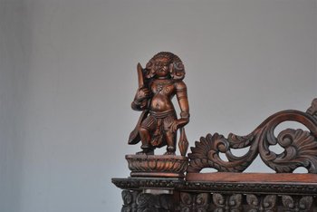 Armadio indiano del XIX secolo molto riccamente intagliato