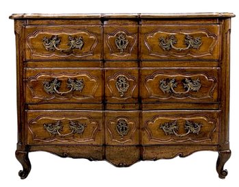 Commode Arbalète Galbée En Noyer époque XVIIIème