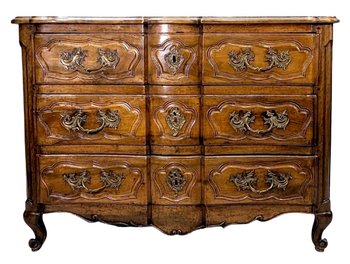 Commode Arbalète Galbée En Noyer époque XVIIIème