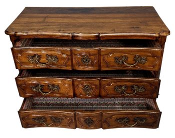 Commode Arbalète Galbée En Noyer époque XVIIIème