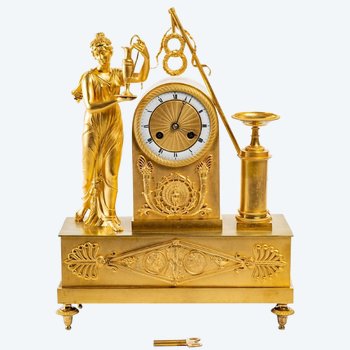 Pendulum Borne In Gilt Bronze - Allegory Of The Goddess Hera - Period: Restoration
