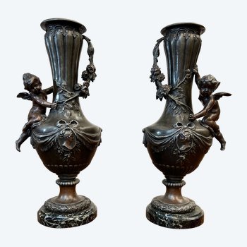 Paire de vases en régule  à décor d'ange