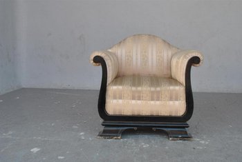 Coppia di poltrone Art Déco in legno annerito e seta