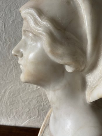Busto di giovane donna