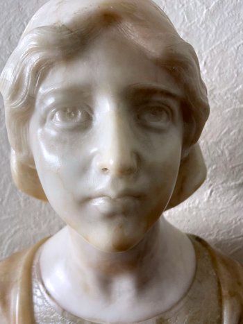 Busto di giovane donna